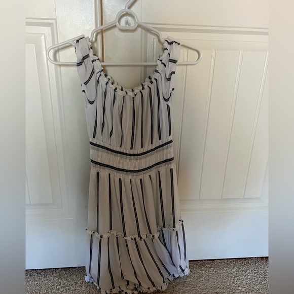 American Eagle mini dress worn only a few times. Can be worn on or off shoulder - Picture 2 of 2